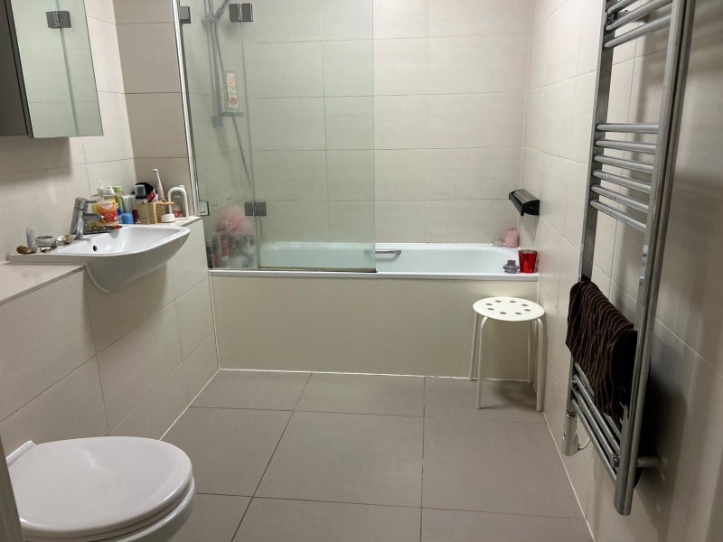 Flat Broadfield Lane in Greater London