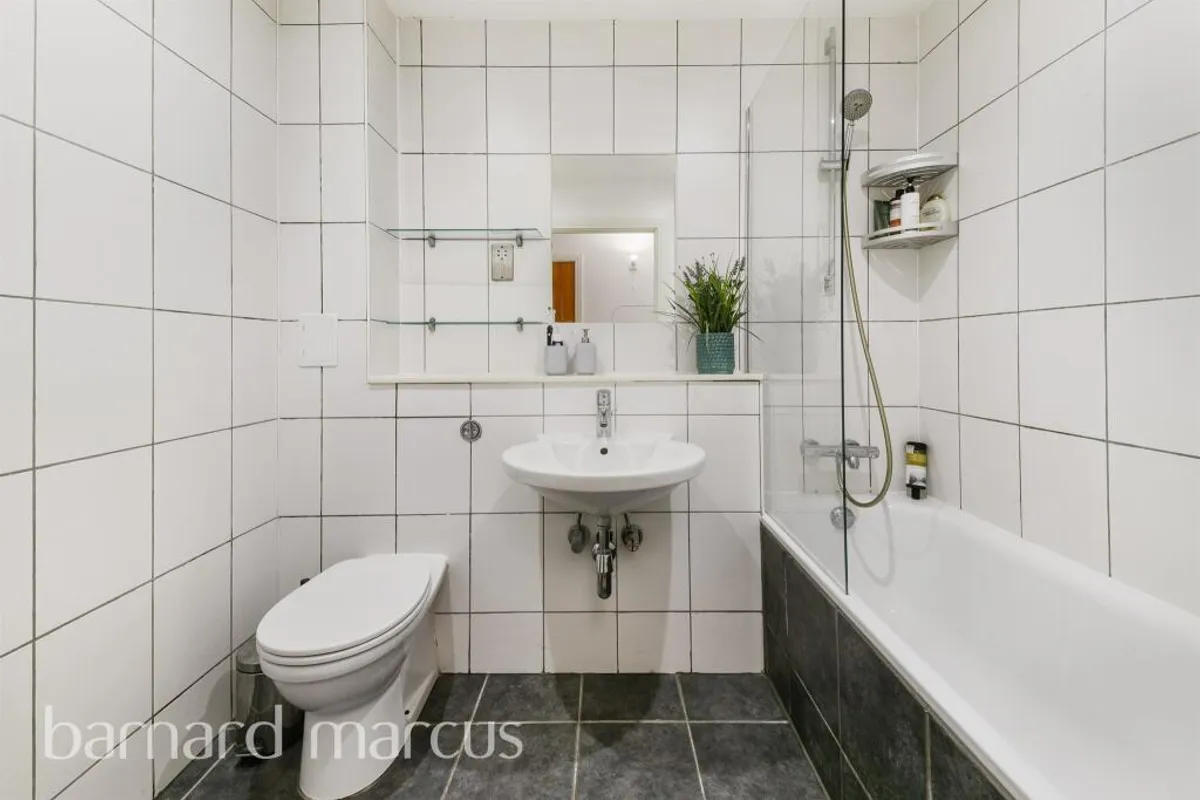 Flat Peckham Grove in Greater London