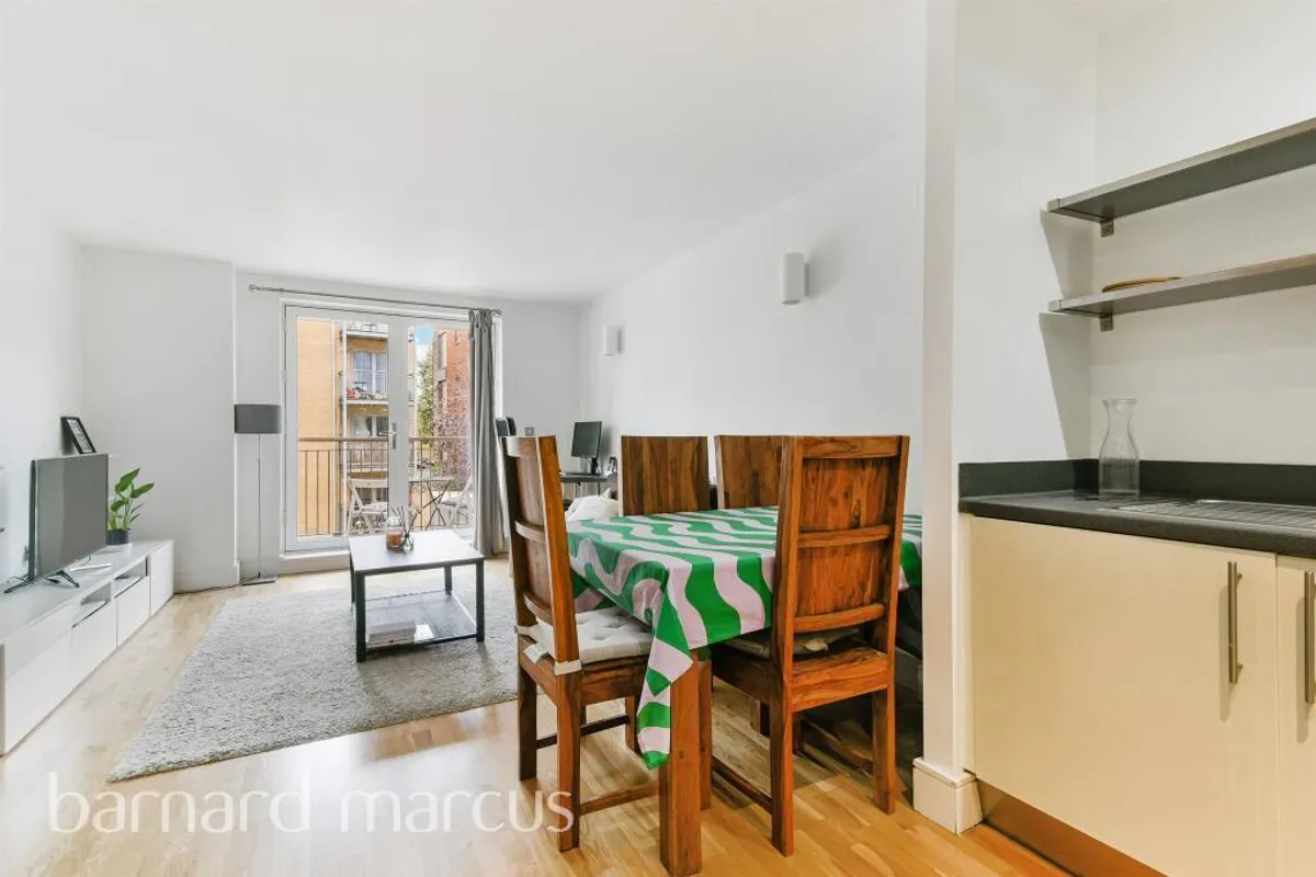 Flat Peckham Grove in Greater London