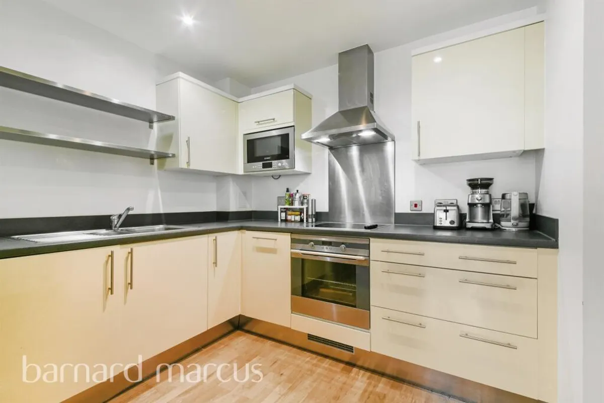 Flat Peckham Grove in Greater London