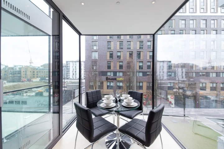 Flat Piazza Walk in Greater London