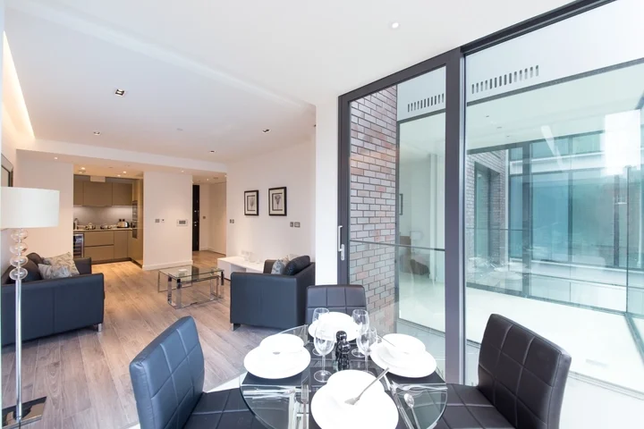 Flat Piazza Walk in Greater London