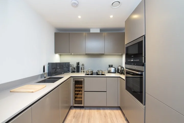 Flat Piazza Walk in Greater London