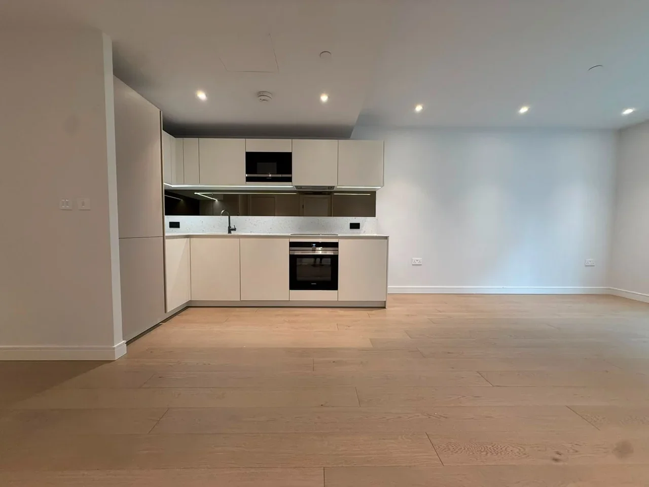 Flat Thurstan Street in Greater London