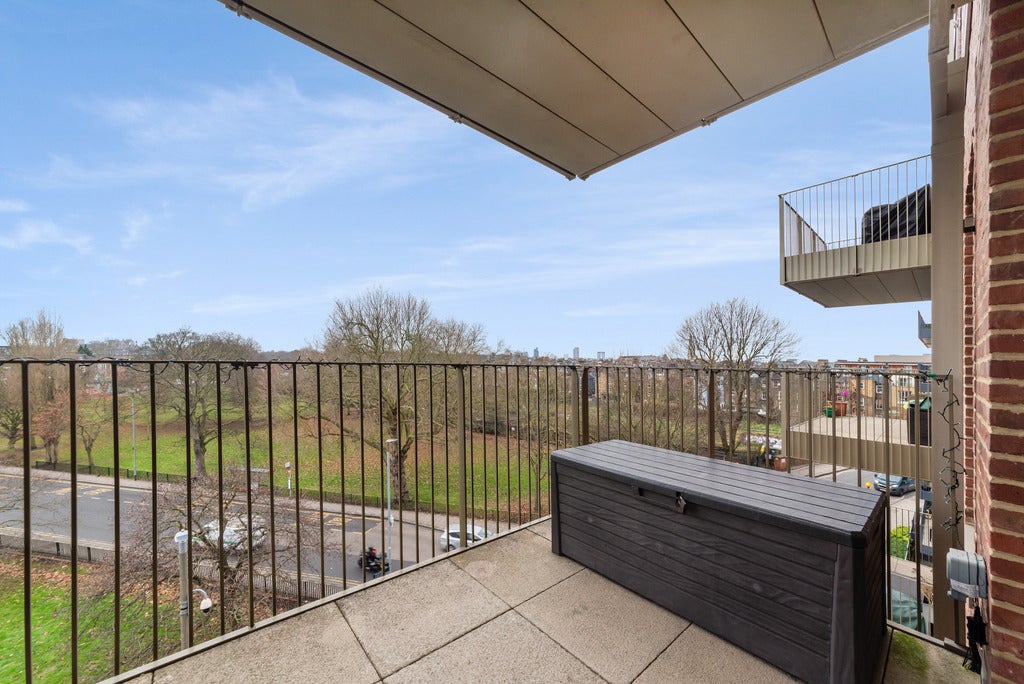 Flat Danvers Avenue in Greater London