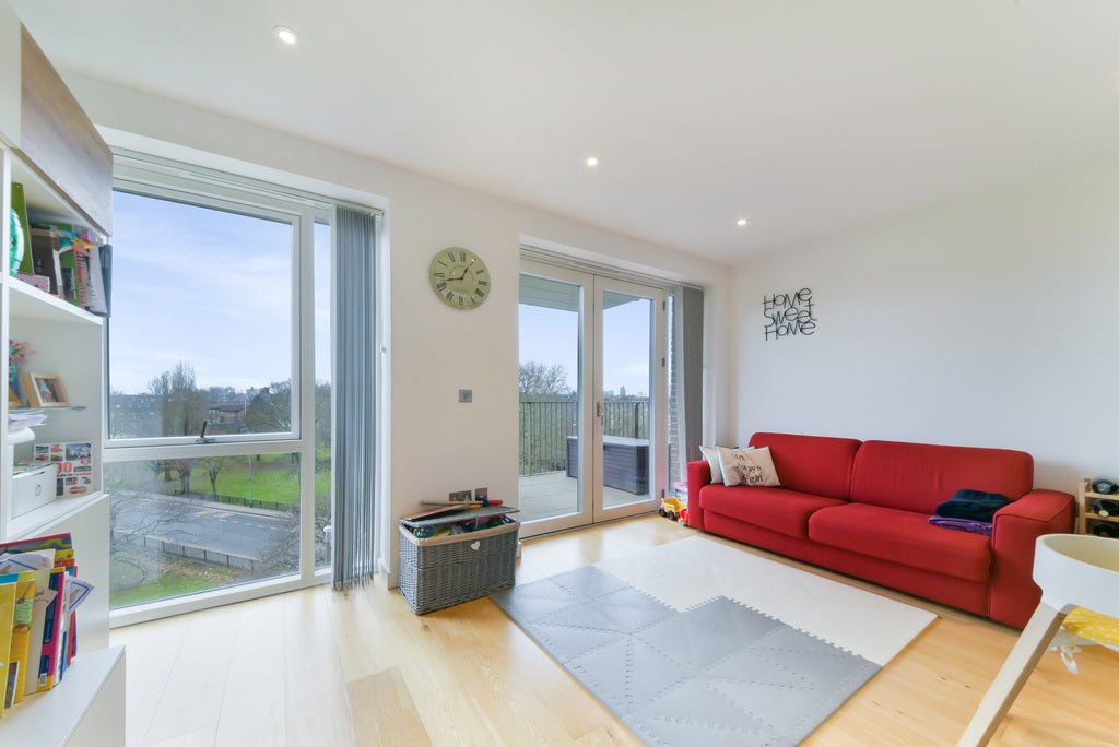 Flat Danvers Avenue in Greater London