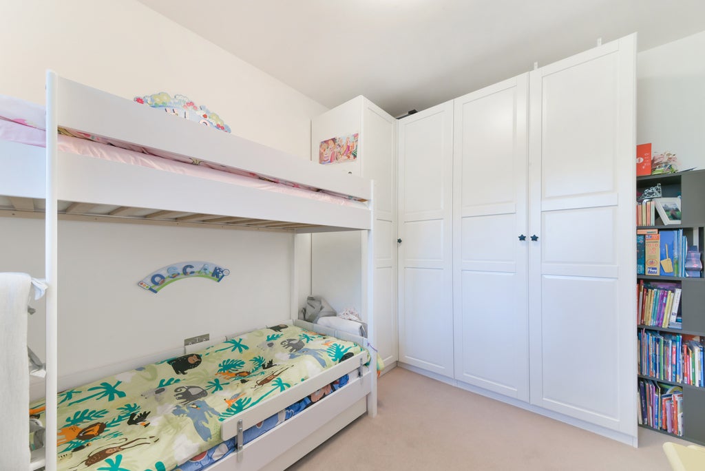 Flat Danvers Avenue in Greater London