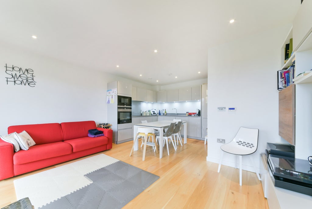Flat Danvers Avenue in Greater London