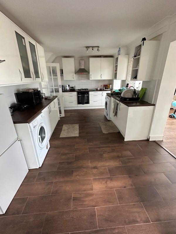 Room Arundel Drive in Greater London