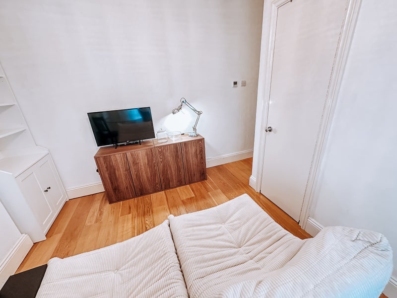 Room Harbinger Road in Greater London