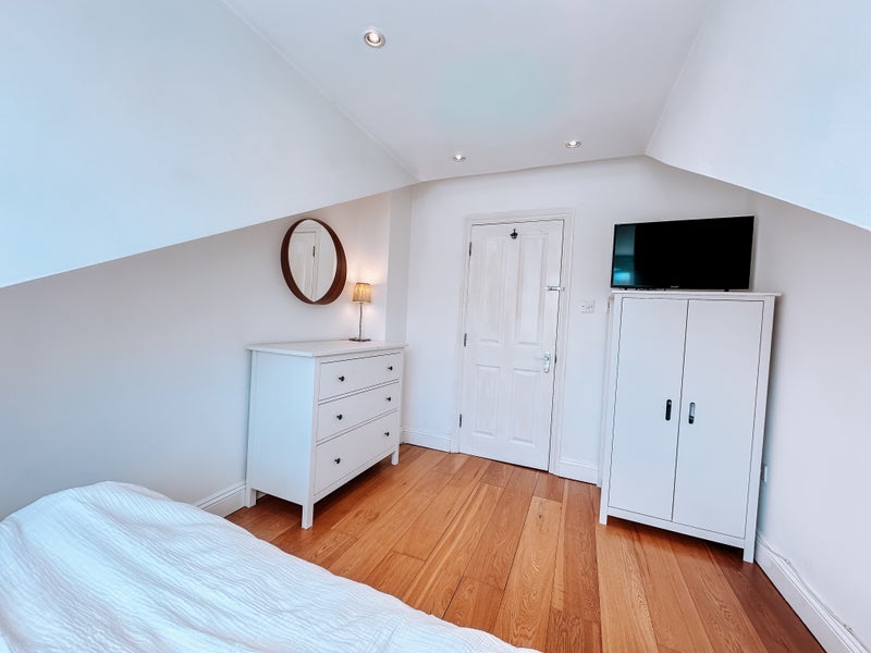 Room Harbinger Road in Greater London