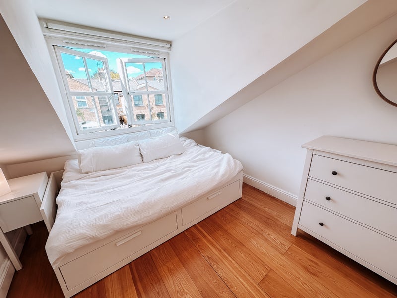 Room Harbinger Road in Greater London