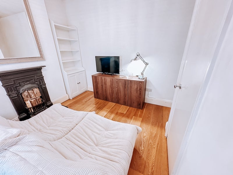 Room Harbinger Road in Greater London