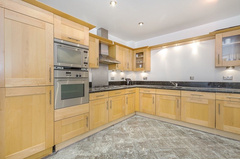 Flat Warwick Road in Greater London