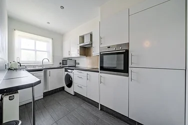 Flat Dickens Square in Greater London