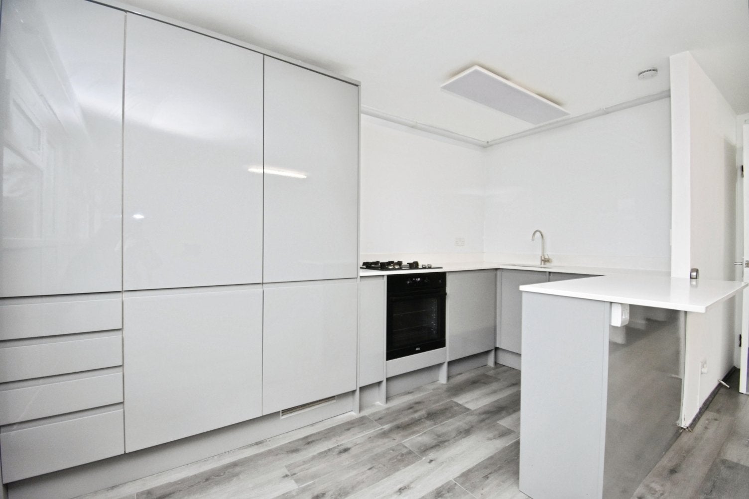 Flat Birchwood Avenue in Greater London