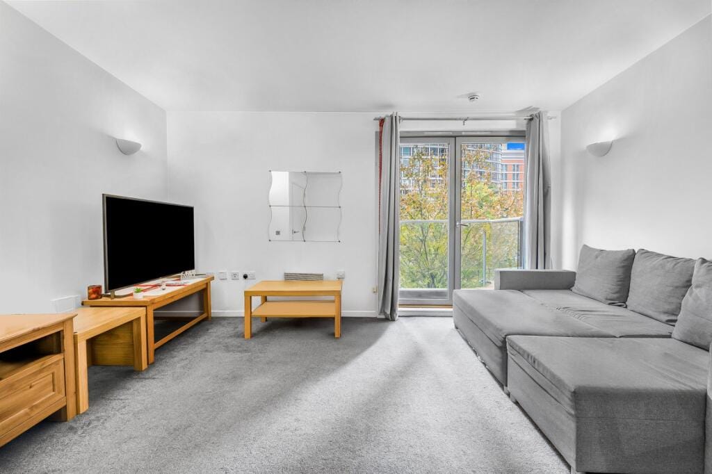 Flat Blackwall Way in Greater London