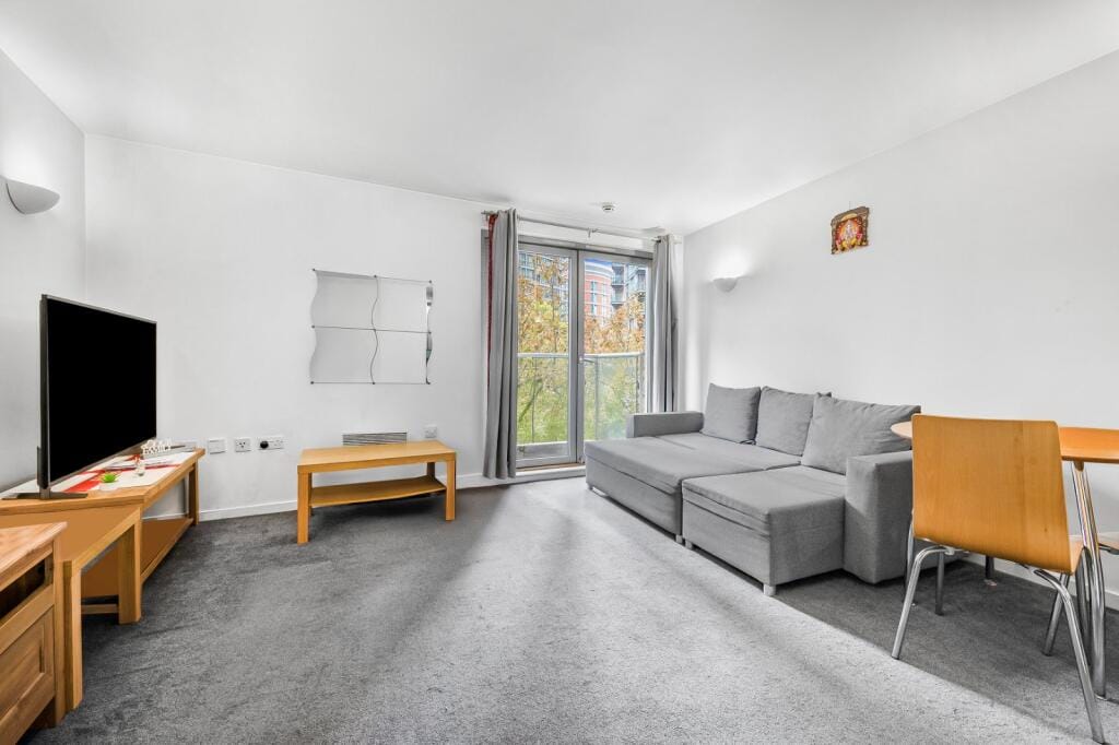 Flat Blackwall Way in Greater London