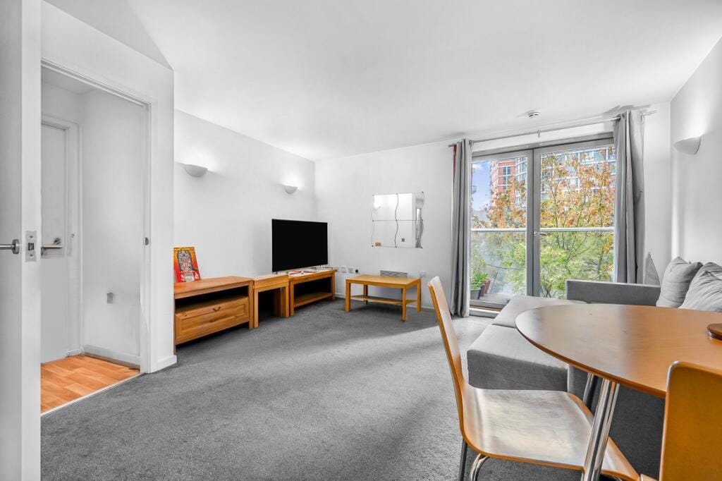 Flat Blackwall Way in Greater London