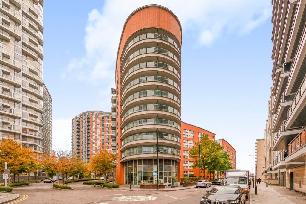 Flat Blackwall Way in Greater London