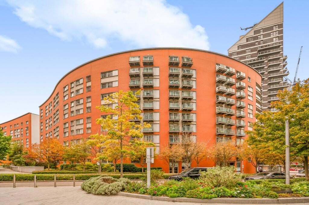 Flat Blackwall Way in Greater London
