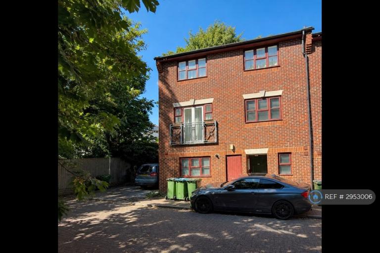 House Congleton Grove in Greater London