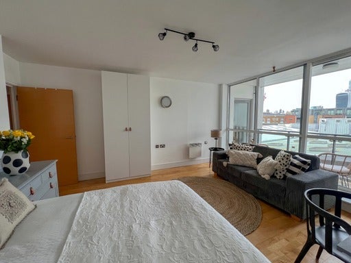 Room Royal Oak Yard in Greater London