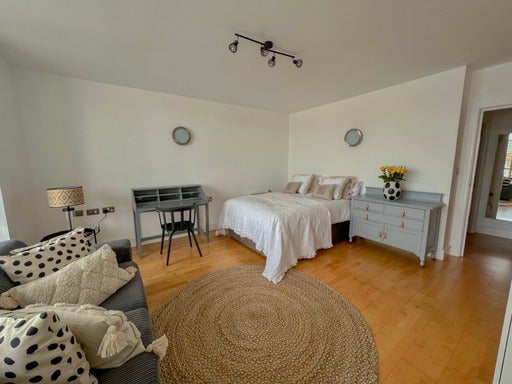Room Royal Oak Yard in Greater London