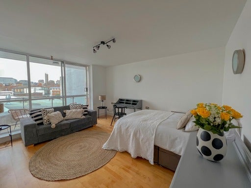 Room Royal Oak Yard in Greater London
