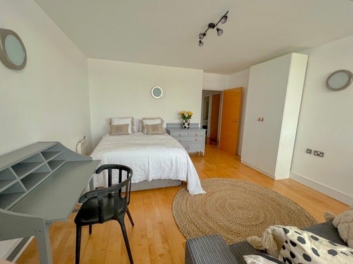 Room Royal Oak Yard in Greater London