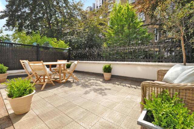 Flat Hornton Street in Greater London
