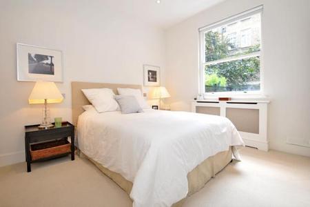 Flat Hornton Street in Greater London