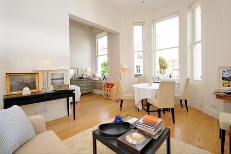 Flat Hornton Street in Greater London