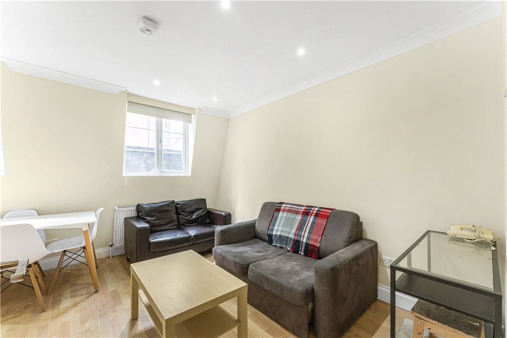 Flat Leman Street in Greater London