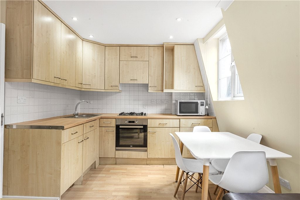 Flat Leman Street in Greater London