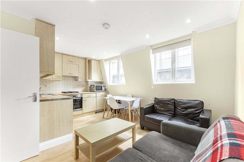 Flat Leman Street in Greater London