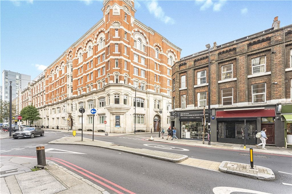 Flat Leman Street in Greater London