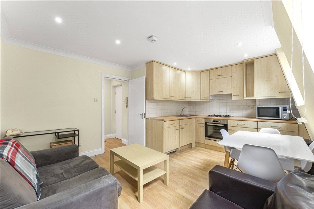 Flat Leman Street in Greater London