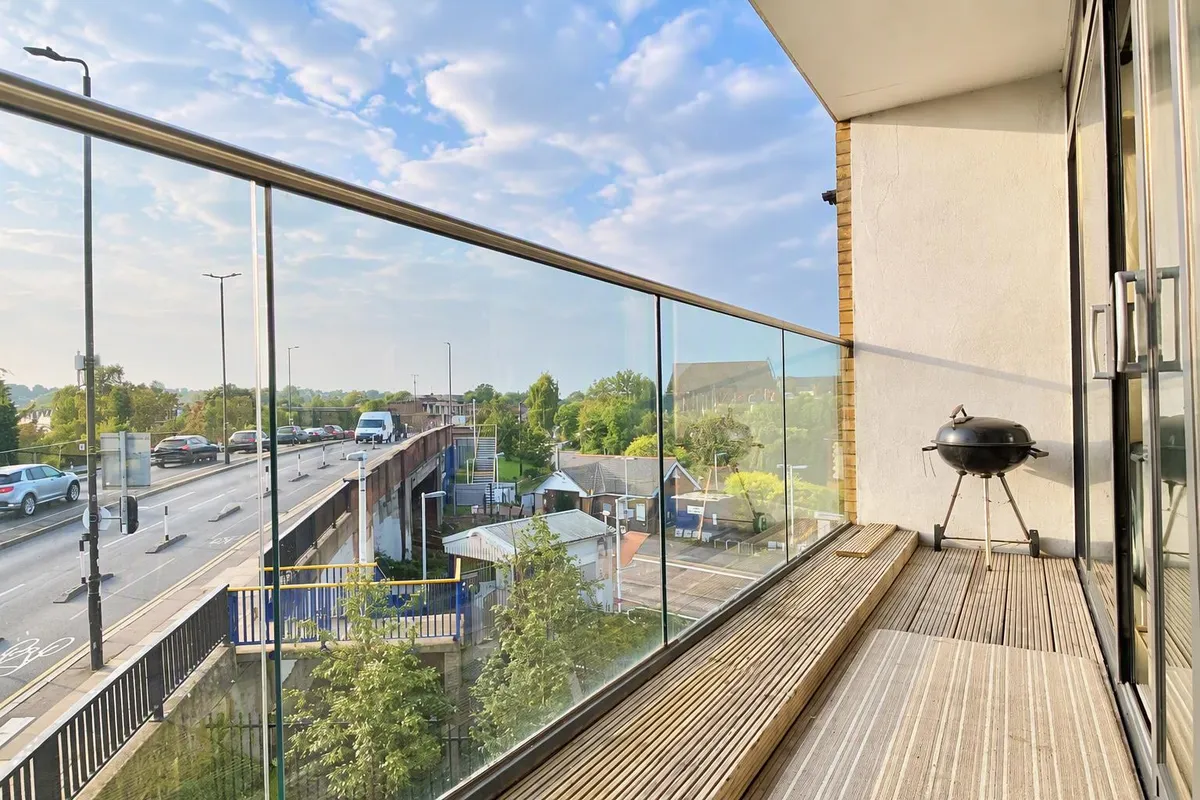 Flat Caxton Road in Greater London