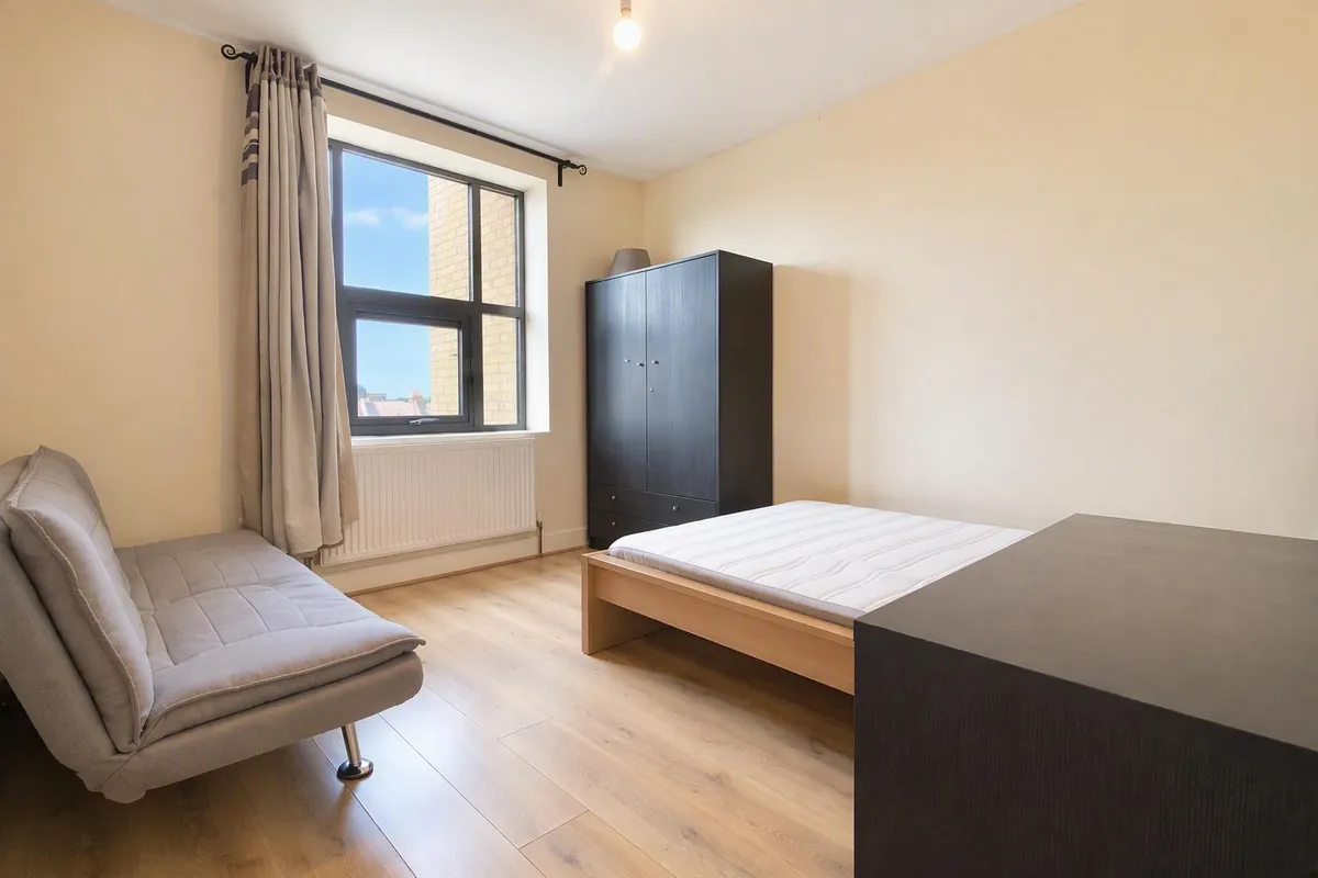 Flat Caxton Road in Greater London