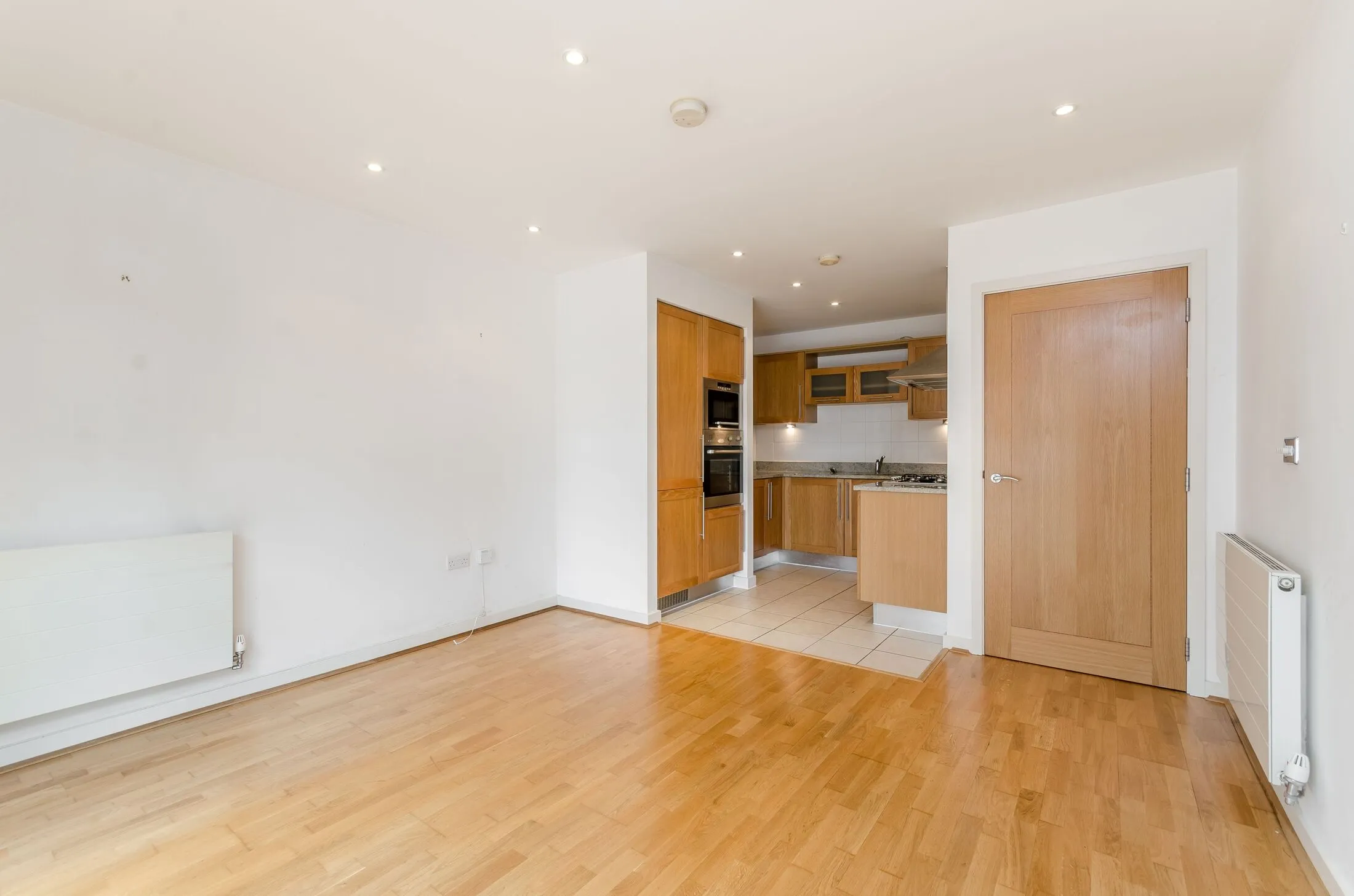 Flat Whitelands Crescent in Greater London