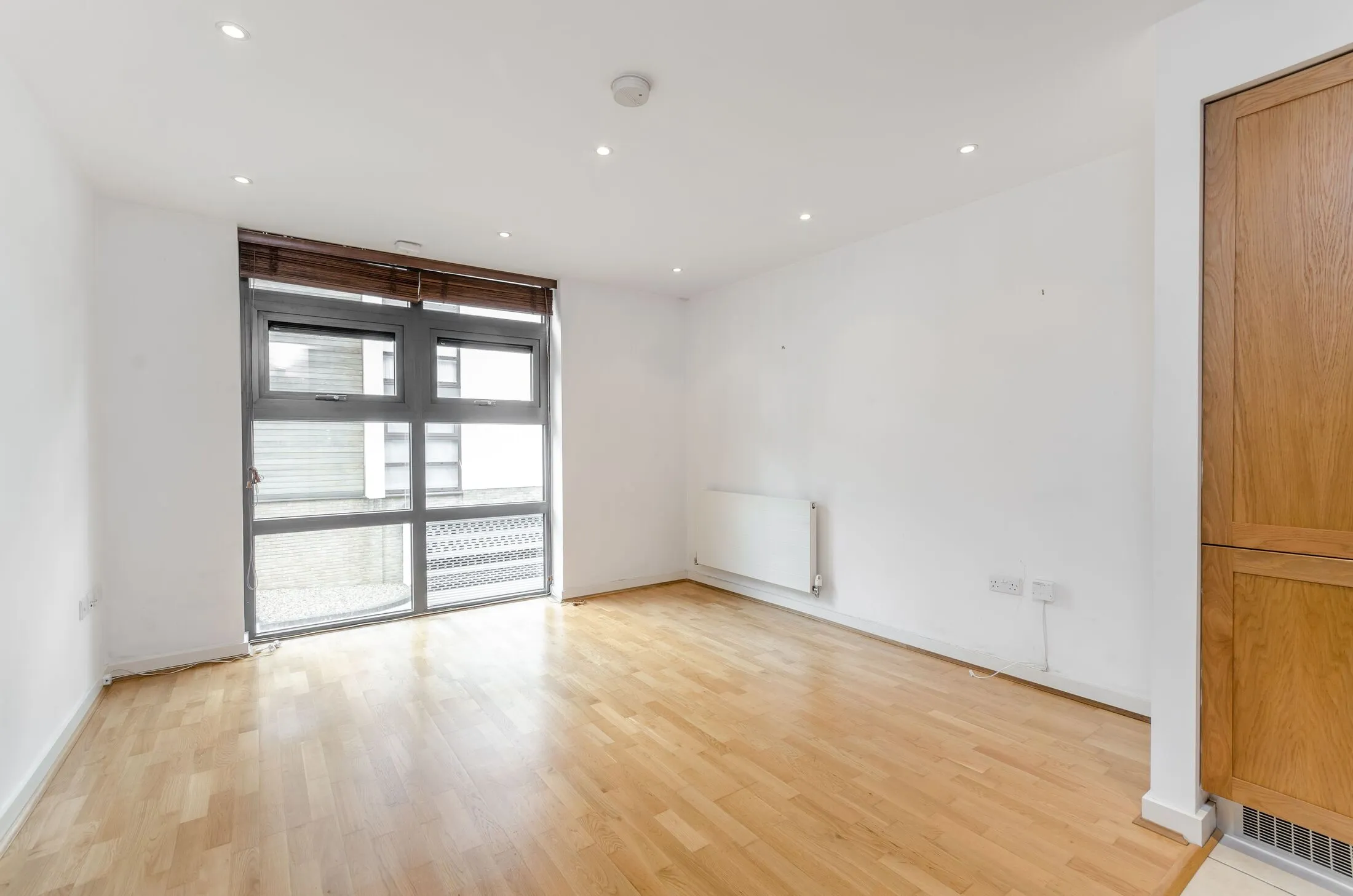 Flat Whitelands Crescent in Greater London