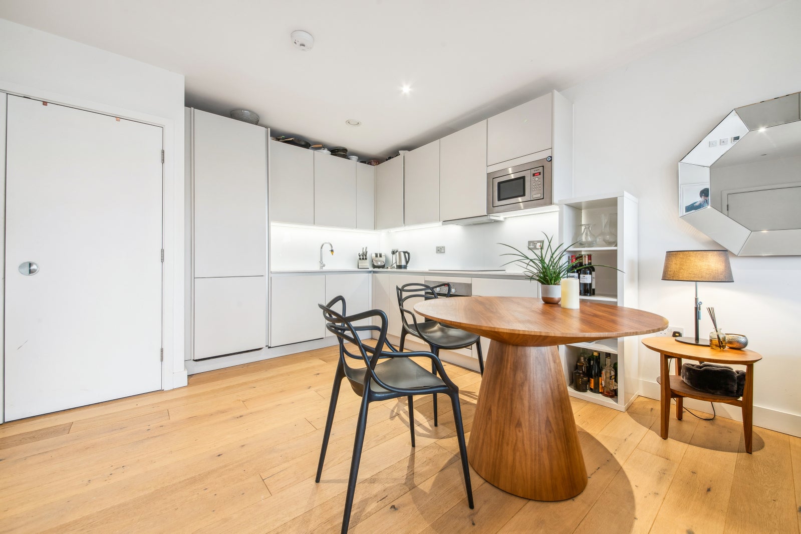 Flat Parkham Street in Greater London