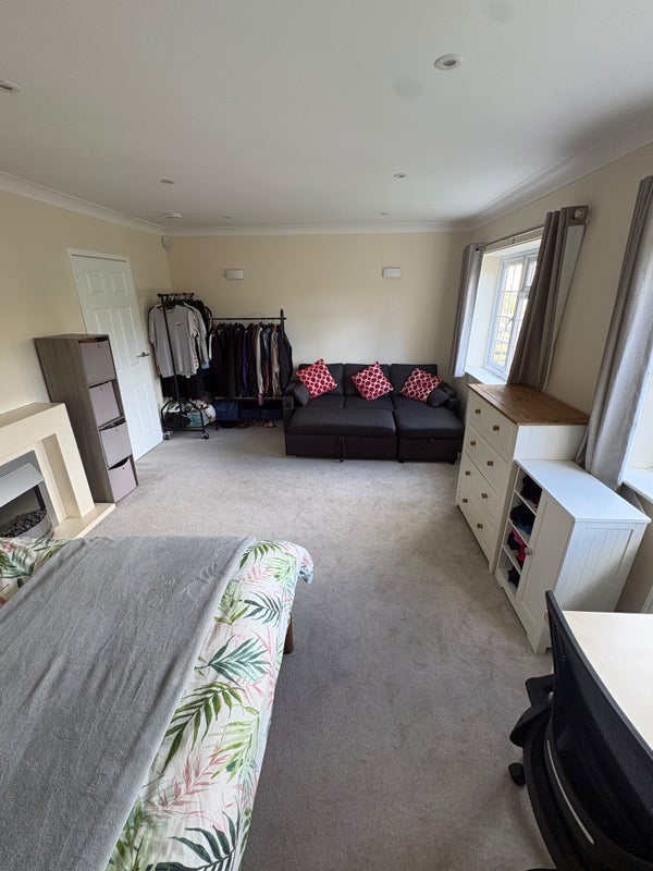 Room Cairns Road in Bristol