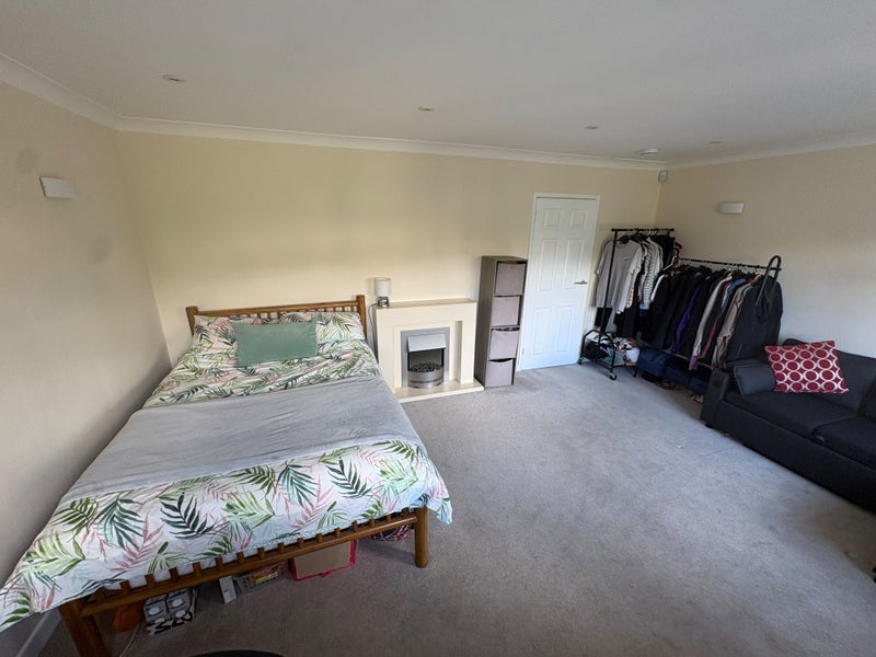 Room Cairns Road in Bristol