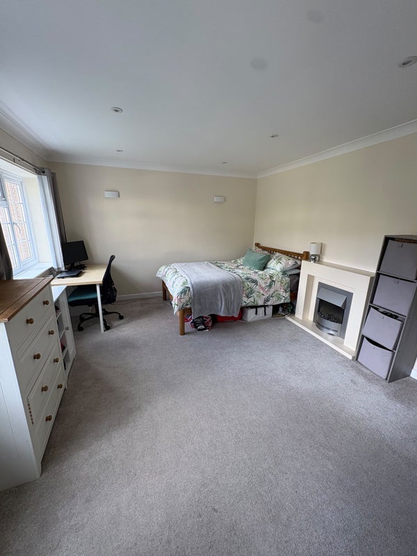 Room Cairns Road in Bristol