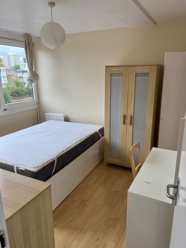 Room Hersham Close in Greater London