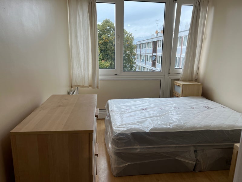 Room Hersham Close in Greater London
