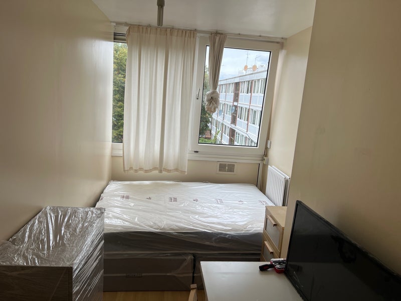 Room Hersham Close in Greater London