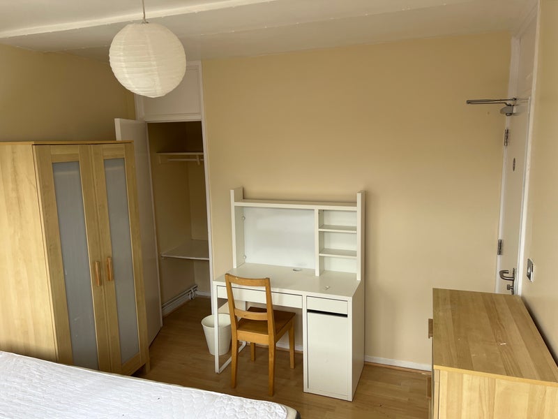 Room Hersham Close in Greater London